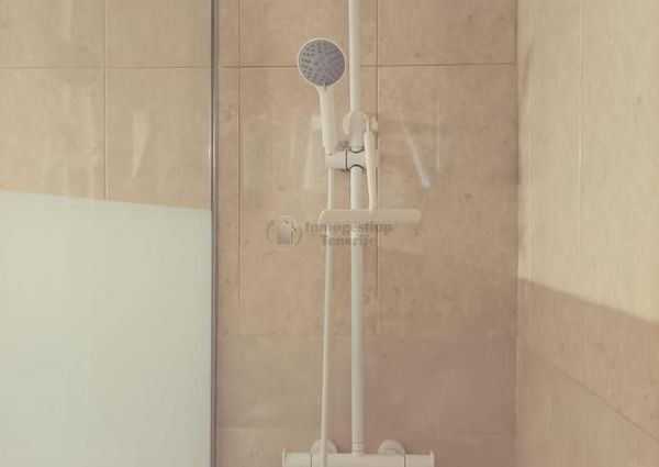 **Se alquila en Costa del Silencio apartamento de 2 dormitorios.