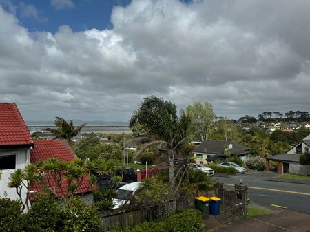 Stunning Family House At Clearwater Cove - Photo 5