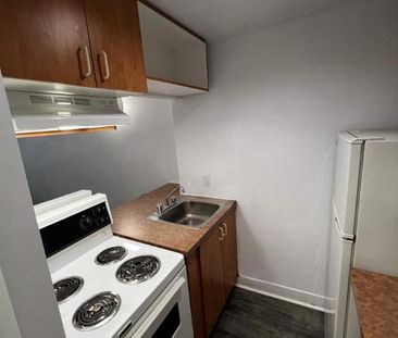 GHETTO MCGILL- STUDIO RENOVÉ & MEUBLÉ- EMPLACEMENT EXCEPTIONNEL - Photo 1