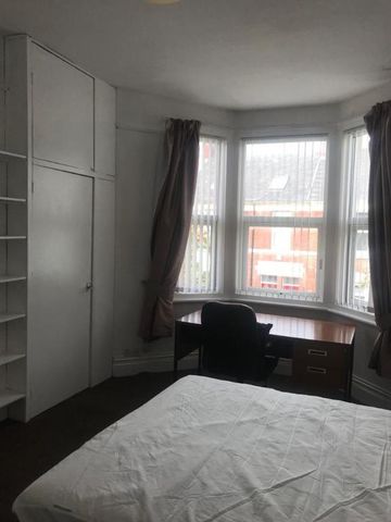 3 bedroom flat to rent - Photo 4