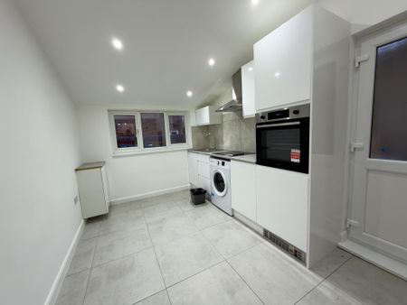 2 bedroom ground floor maisonette to rent - Photo 5