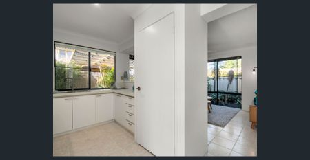 Gloriously Sun Filled Spacious Home - Photo 3