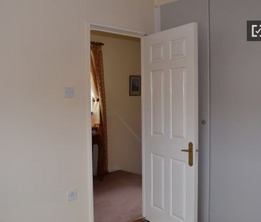 Beautiful room in 3-bedroom apartment in Lucan, Dublin - Photo 2