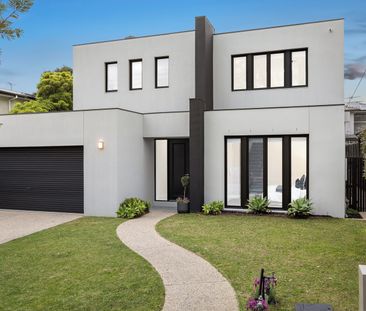 TIMELESS SOPHISTICATION AND UNRIVALLED BEACHSIDE LIVEABILITY - Photo 1