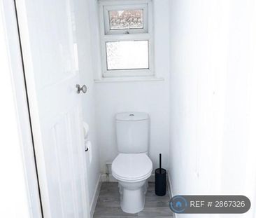 4 bedroom semi-detached house to rent - Photo 4