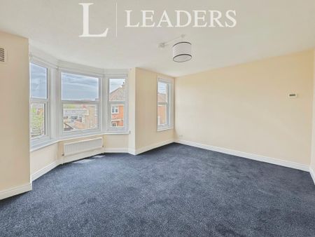 3 bedroom flat to rent - Photo 4