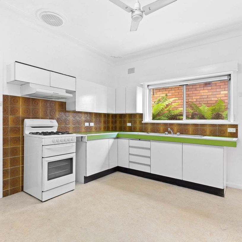 IDEALLY LOCATED FAMILY HOME (6 MONTH LEASE) - Photo 1