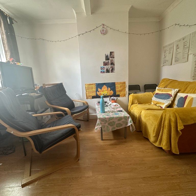 4 Bedroom Mid Terraced House - Photo 1