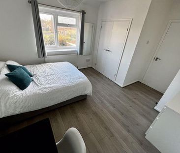 4 bedroom semi-detached house to rent - Photo 3