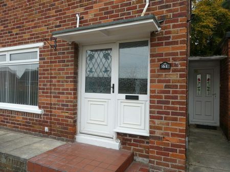 Semi-detached house to rent on - Photo 3