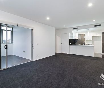 Stylish One-Bedroom Apartment with Superb Views & Unbeatable Location - Photo 2