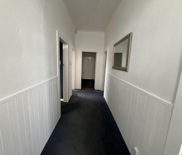 Centrally located three-bedroom home - Photo 3
