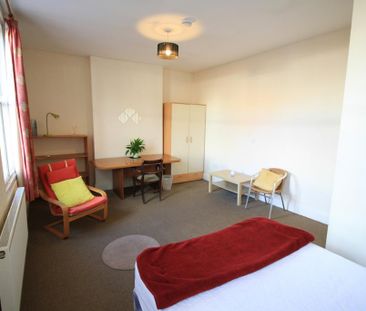 6 bedroom terraced house to rent - Photo 4