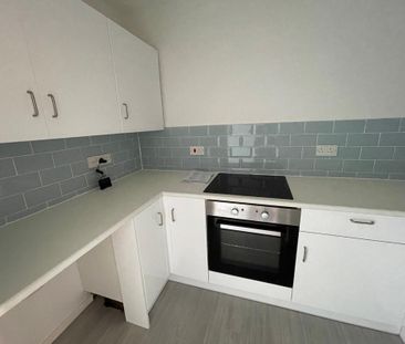 2 bedroom mews to rent - Photo 4
