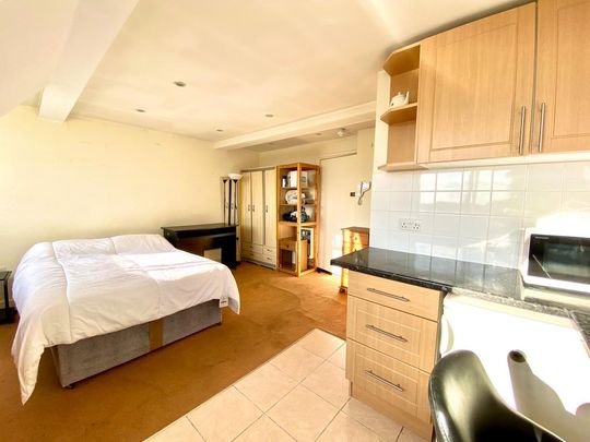 Studio to rent - Photo 1