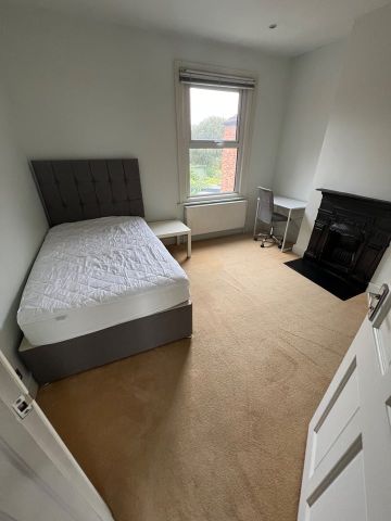 2 Bed Flat, Birkbeck Road, SW19 - Photo 3