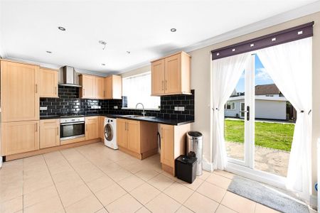4 bedroom semi-detached house to rent - Photo 4