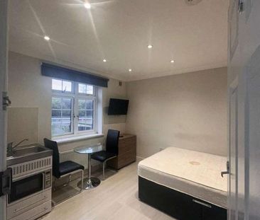 Ascot Close Ilford Essex, IG6 - Photo 4