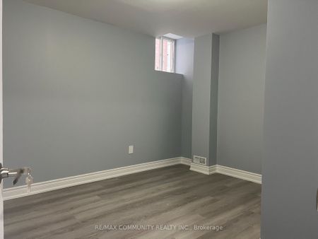 Detached Home For Lease | N8142880 - Photo 4