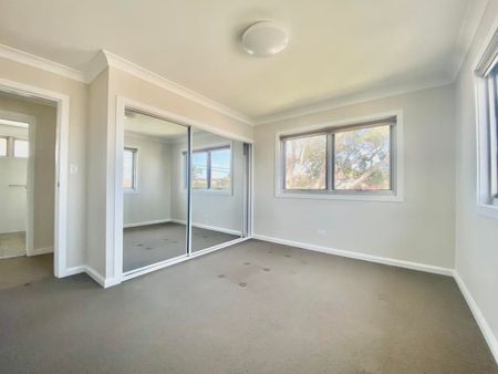 HOUSE SIZE TOP FLOOR DUPLEX WITH VIEWS - LOADS OF STREET PARKING AVAILABLE - Photo 2