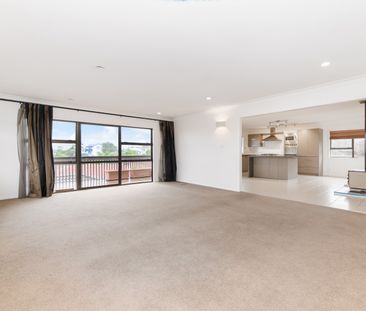 Large family home including huge rumpus room downstairs with bathro... - Photo 5