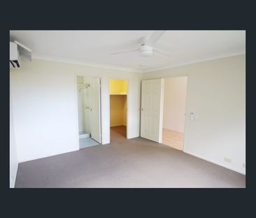 COOMERA WATERS FAMILY HOME. SPACIOUS WITH MULTIPLE LIVING AREAS & R... - Photo 5