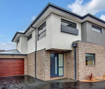 Stylish, Spacious & Designed for Easy Living! - Photo 3