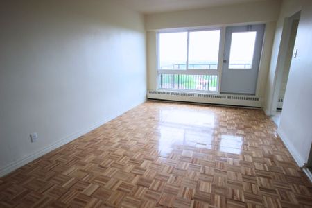 Studio Available JULY – 7 Côte-Ste-Catherine - Photo 3