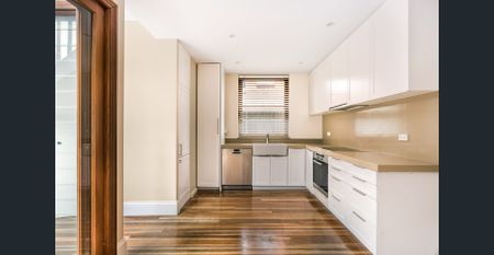 Classic sandstone facade - Photo 5