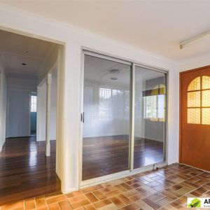 Spacious Home - Prime Location in Carina Heights - Photo 3