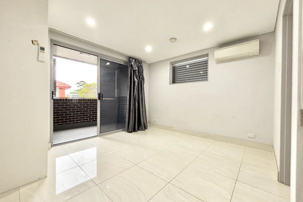 Spacious, Well-Maintained Boutique Studio Apartment in Prime Location - Photo 1