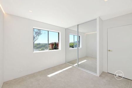 Modern & Renovated 2 Bedroom Top Floor Apartment In Prime Location - Photo 4