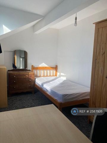 1 bedroom in a flat share to rent - Photo 2