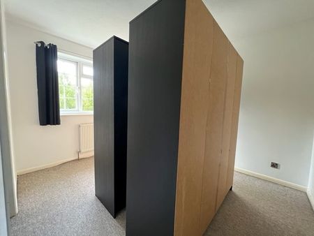 Sandy Lane, Farnborough, GU14 - Photo 2