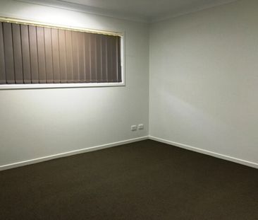 BEAUTIFUL FAMILY HOME - WALK TO SCHOOL!! - Photo 4