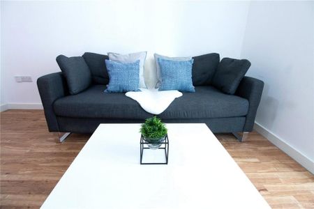 3 bedroom flat to rent - Photo 4