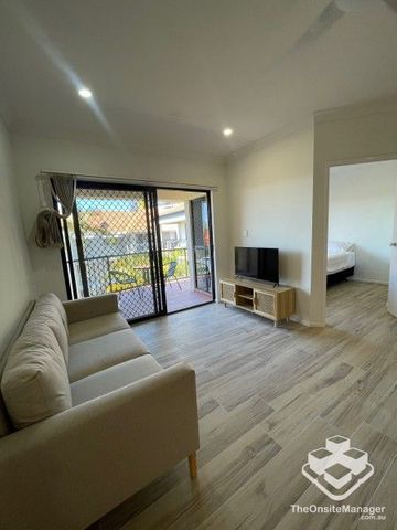 Centrally located, Freshly renovated Apartment! - Photo 2