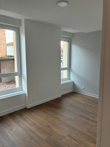 Location Appartement 2 pièces 56m² CHARLIEU 42190 - Photo 2