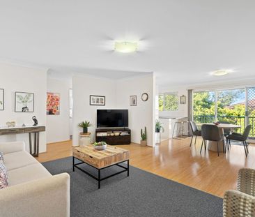 Bayside lifestyle from spacious, private top-floor apartment - Photo 1