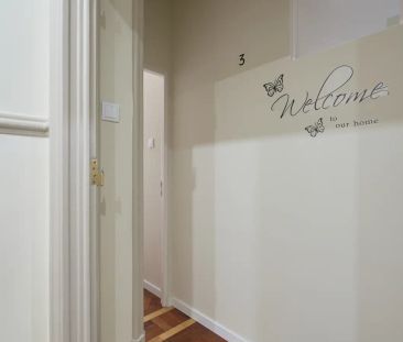 Room in a shared 9-bedroom apartment for rent in Lisbon. - Photo 1