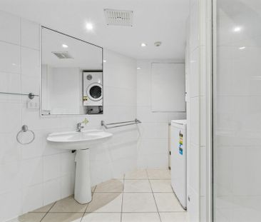 Beachfront Living in Surfers Paradise! - Photo 5