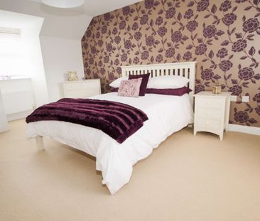 Spacious Double in Award Winning Jennetts Park - Photo 3