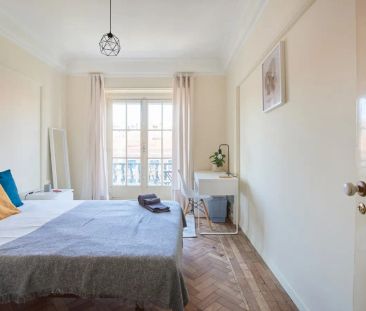Room in a shared 7-bedroom apartment for rent in Lisbon - Photo 3