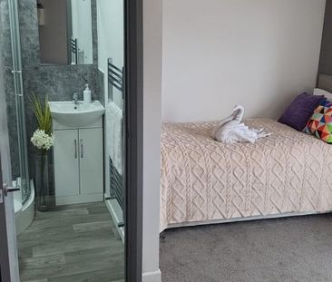 1 bedroom in a house share to rent - Photo 2