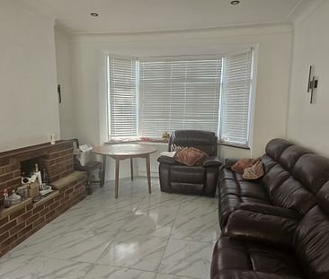 3 bed house to rent in Gantshill Crescent, Ilford, IG2 - Photo 1