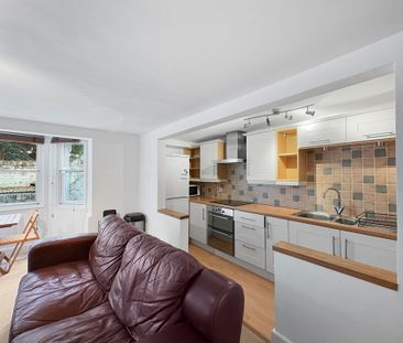 A well-presented and fully furnished one-bedroom garden view apartm... - Photo 2