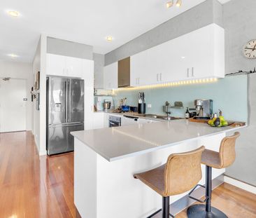 North-facing top-floor living in the heart of Westgarth - Photo 1