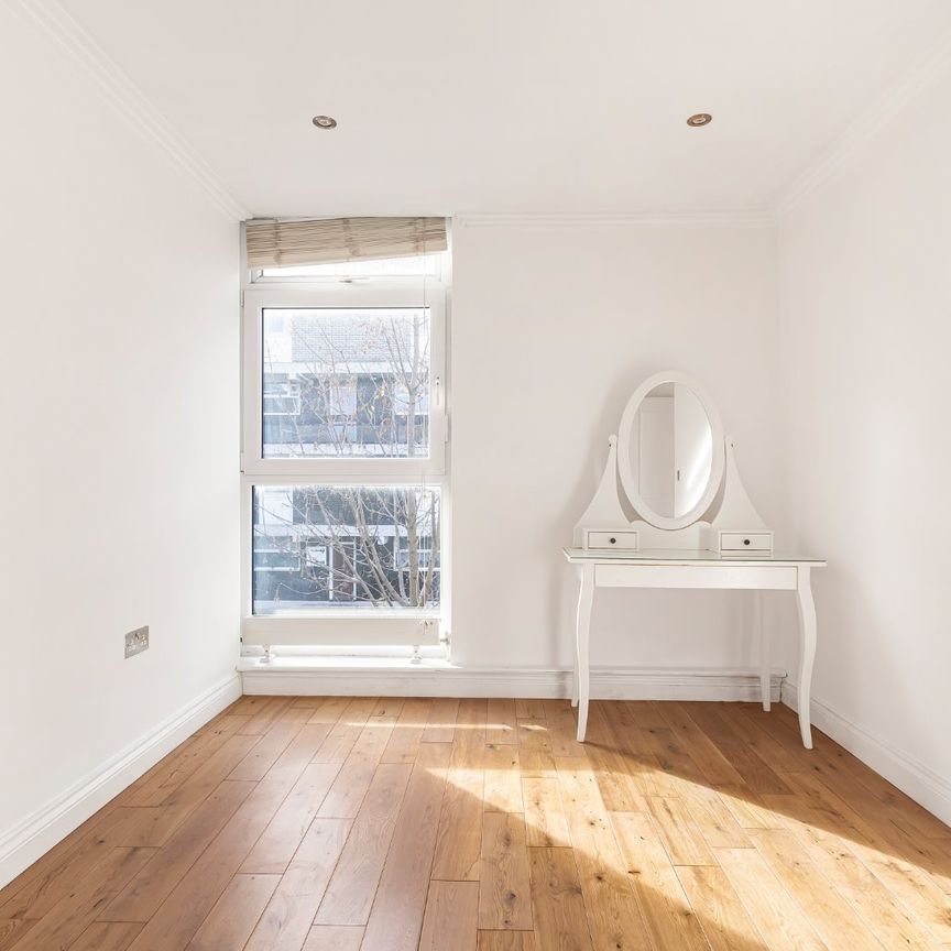 Bolingbroke Walk, London, SW11 - Photo 1