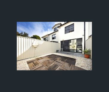 Stunning 3 Storey 3 Bedroom Townhouse for Rent - Photo 3