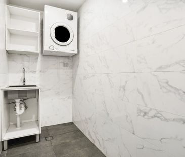 Modern 3 Bedroom Apartment - Photo 4